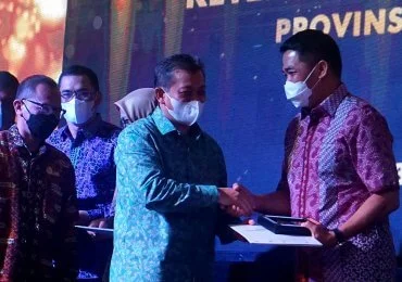 Wali Kota Samarinda Terima Penghargaan Keterbukaan Informasi dari KI Kaltim