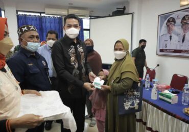 Tunaikan Janji, Wali Kota Samarinda Serahkan BPJS Kesehatan Gratis