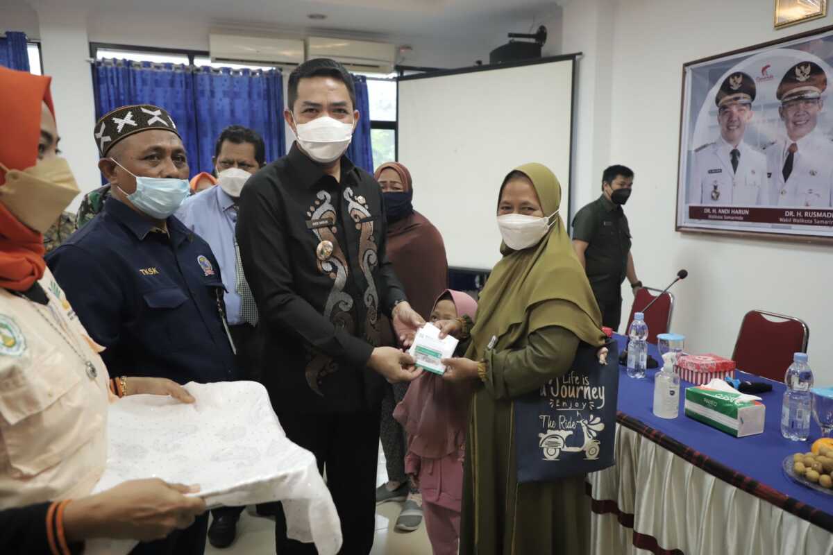 Wali Kota Samarinda Serahkan BPJS Kesehatan Gratis ke Warga Samarinda Utara