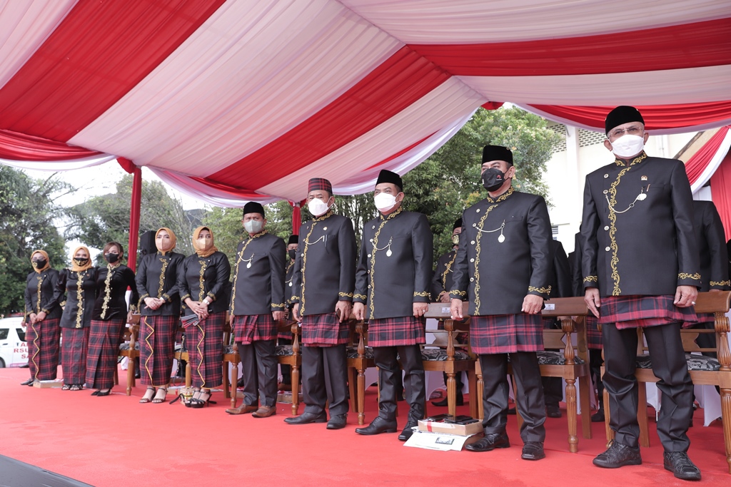 Pemkot Samarinda Gunakan Pakaian Adat Kutai