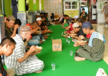 Peduli Sesama, Sekelompok Anak Muda Samarinda Berbagi Makanan Gratis