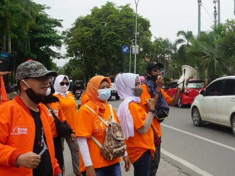 Partai Buruh Exco Kaltim di depan kantor Gubernur Kaltim