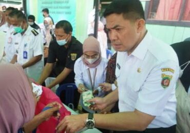 Pemkot Samarinda Salurkan Minyak Goreng Murah 6000 Liter ke Warga Lempake