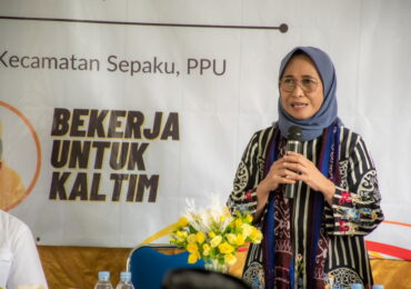 Hetifah Sjafudian Serahkan SK PPPK untuk Guru Honor di Kaltim, Perjuangan Panja Belum Selesai