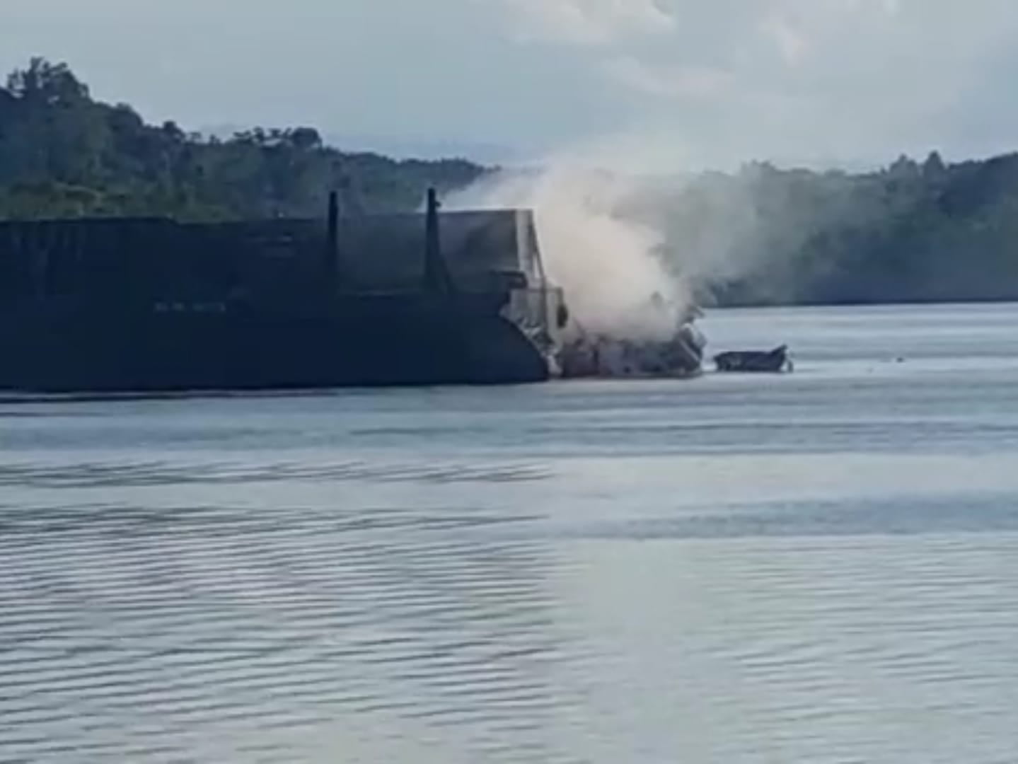 Detik - detik kapal tugboat terbakar dan tenggelam di perarian Sungai Semoi, Penajam Paser Utara