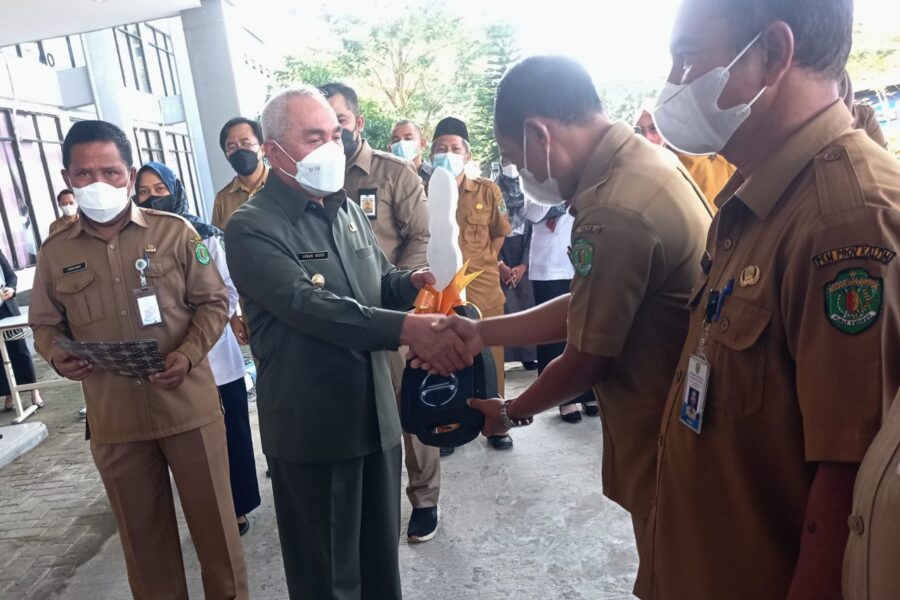 Geburnur Kaltim Isran Noor menyerahkan simbolis kunci unit kendaraan operasional kepada SMA Negeri 10 Samarinda