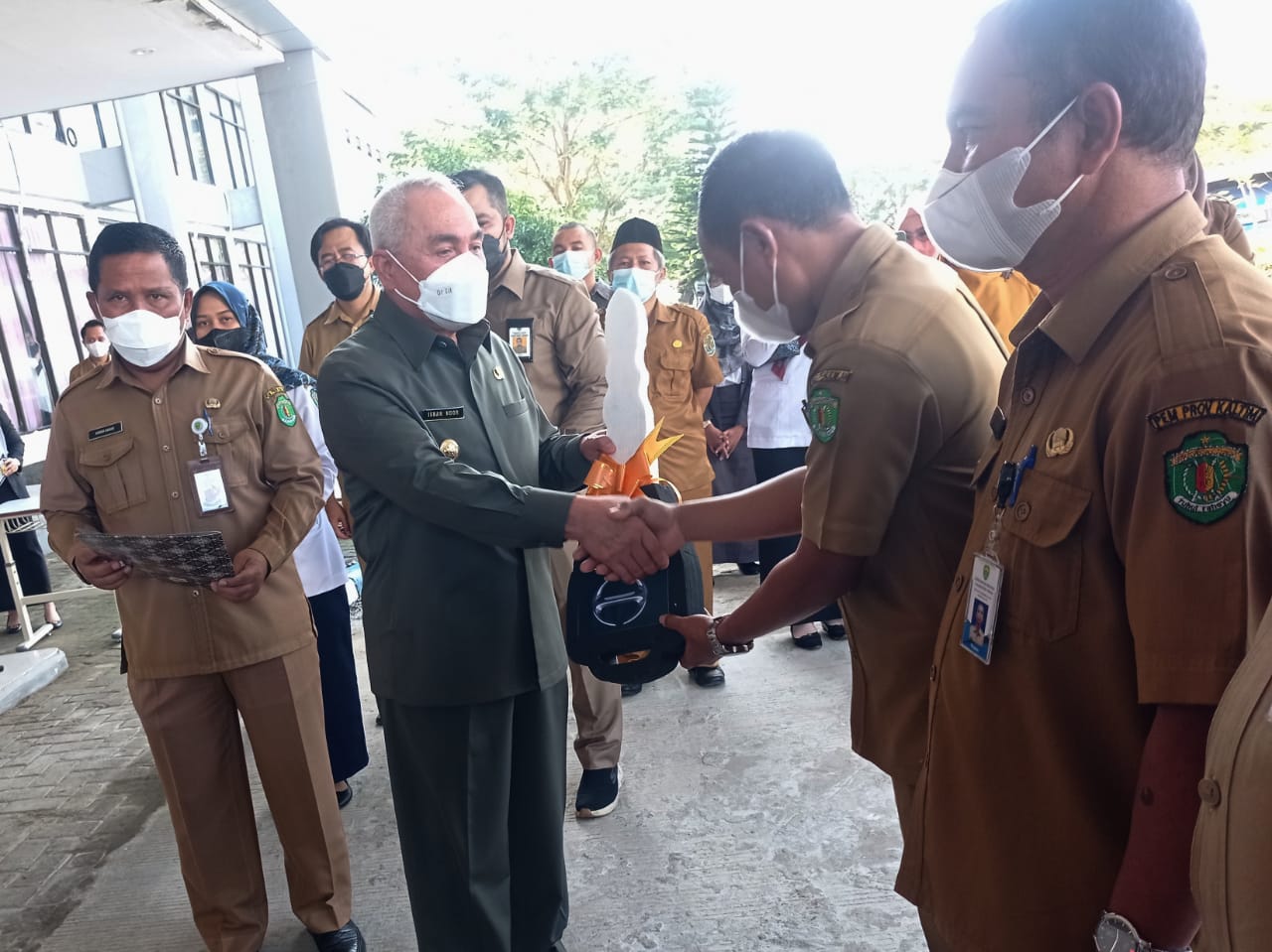 Geburnur Kaltim Isran Noor menyerahkan simbolis kunci unit kendaraan operasional kepada SMA Negeri 10 Samarinda