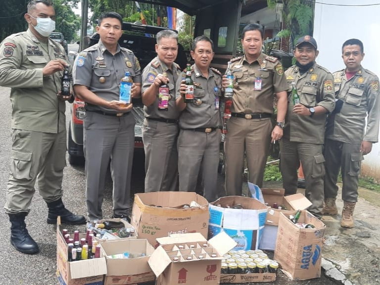 Satpol PP Samarinda merilis 200 botol miras dari hasil razia mendadak toko sembako