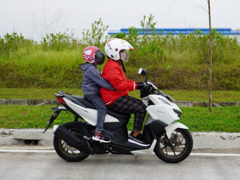 Tujuh tips aman berkendara saat membonceng anak naik motor