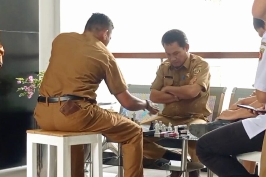 Sekwan Agus Tri Sutanto sedang mengikuti lomba Catur dalam rangkaian peringatan HUT RI Ke 77