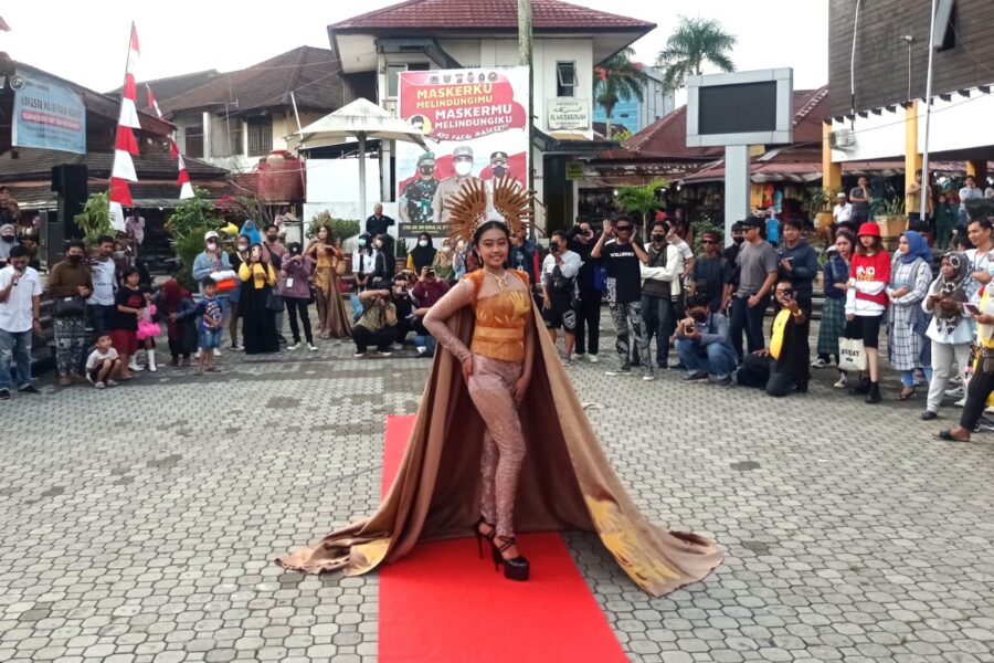 Busana dengan tema cagar budaya Gua Tapak Tangan Sangkulirang, Kutai Timur dipersembahkan manajemen MDFM pada Citra Niaga Fashion Week