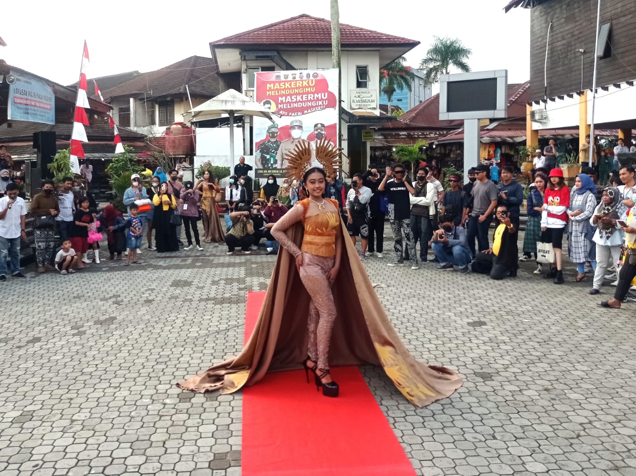 Busana dengan tema cagar budaya Gua Tapak Tangan Sangkulirang, Kutai Timur dipersembahkan manajemen MDFM pada Citra Niaga Fashion Week