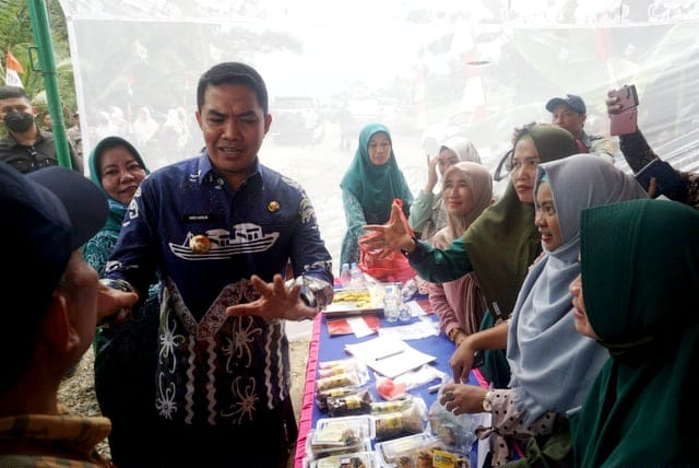 Wali Kota Samarinda mengunjungi Kelompok Tani Pada Elo sekalogus menyerahkan bantuan penunjang produksi pertanian