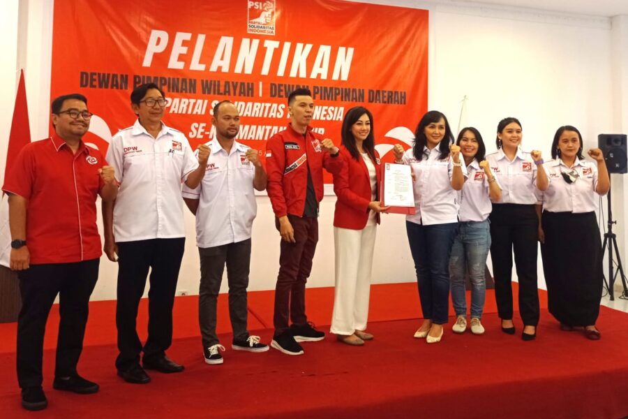 Jajaran Pengurus DPW PSI Kaltim bersama Sekretaris Jenderal DPP PSI Dea Tunggaesti