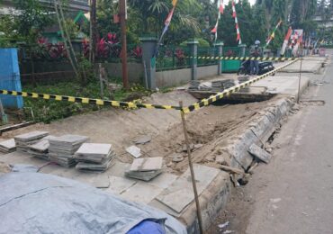 Asik Menonton Pawai Pembangunan, Trotoar Ambruk, Warga Terperosok