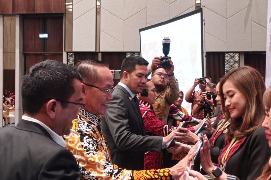 Wali Kota Samarinda, Andi Harun bersama Wawali Kota Rusmadi Wongso dan Kepala Bapenda Hermanus Barus melakukan simbolis peluncuran sistem pembayaran pajak melalui virtual account dan QRiS