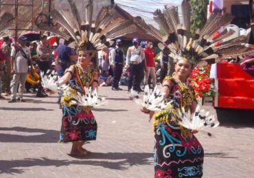 Potret Tari Dayak Pawai Pembangunan 2022 kota Samarinda