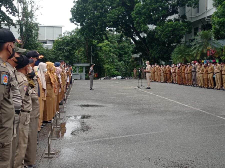 Pelaksanaan apel di lingkungan Pemerintah kota Samarinda, Andi Harun sampaikan pentingnya kedisiplinan, pada 1 Agustus 2022 (Adakah.id)