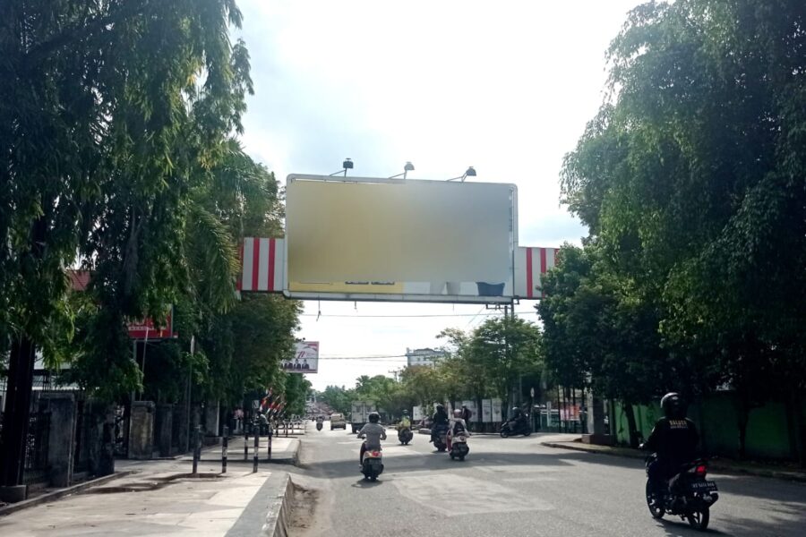 Reklame billboard melintang di bilangan jalan Basuki Rahmat, Samarinda Kota