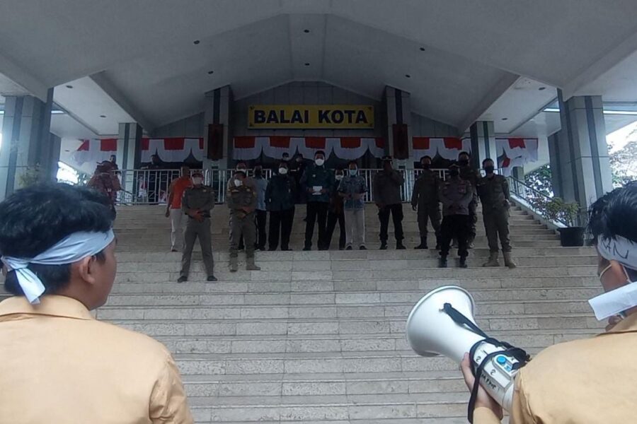 Unjukrasa Mahasiswa Protes Wacana Pemangkasan Insentif Guru di Halaman Balaikota Samarinda