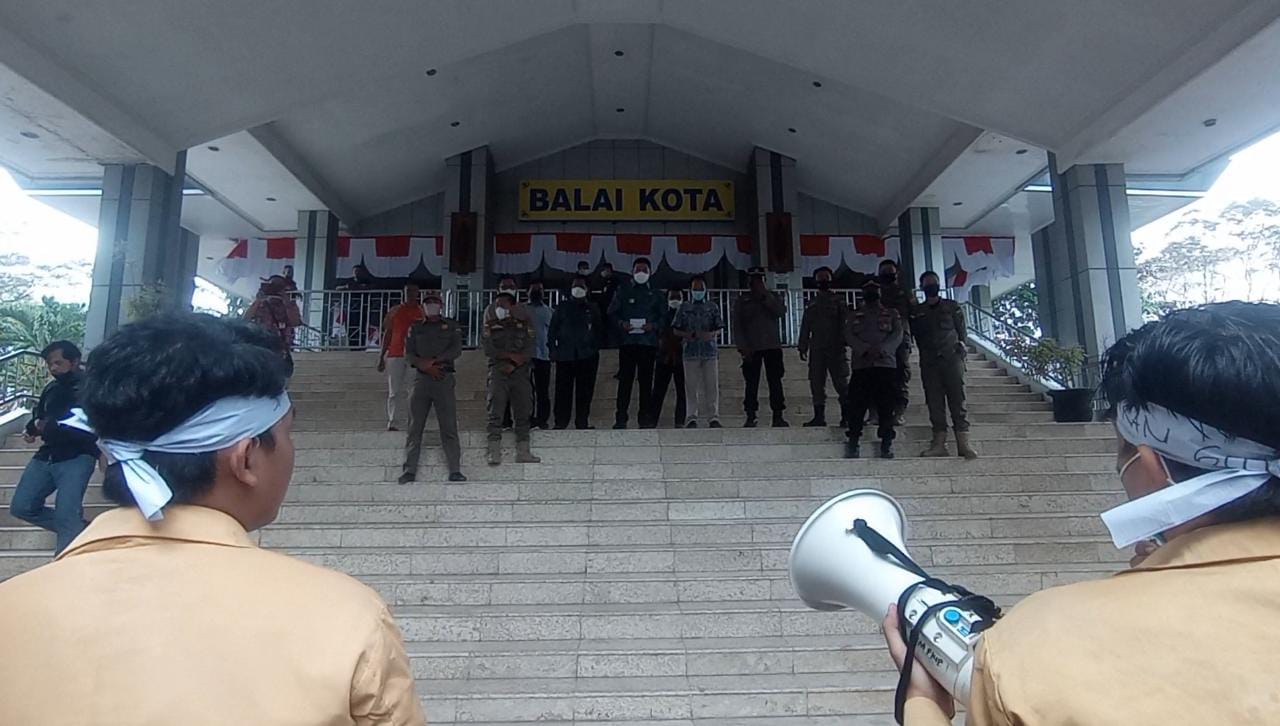 Unjukrasa Mahasiswa Protes Wacana Pemangkasan Insentif Guru di Halaman Balaikota Samarinda