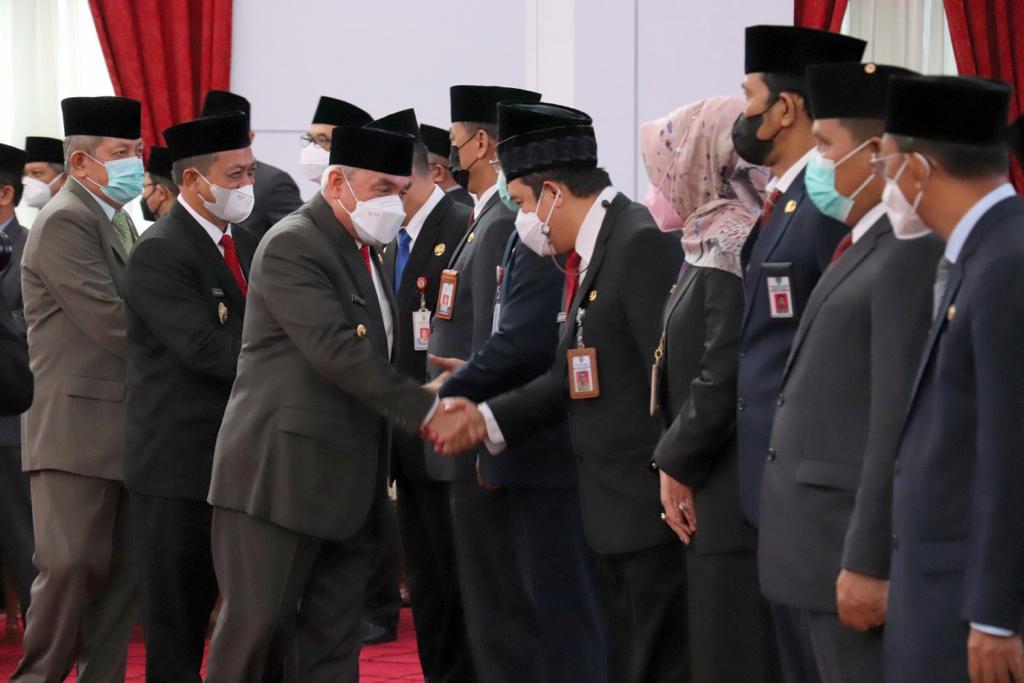 Gubernur Kaltim Isran Noor melantik empat belas Pejabat Tinggi Pratama di lingkungan Pemprov Kaltim