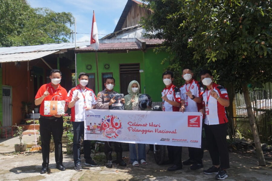 Gelaran kegiatan Harpelnas 2022 diawali Astra Motor Kaltim 2 dengan pengantaran unit Sepeda Motor Scoppy kepada salah satu konsumen loyalnya