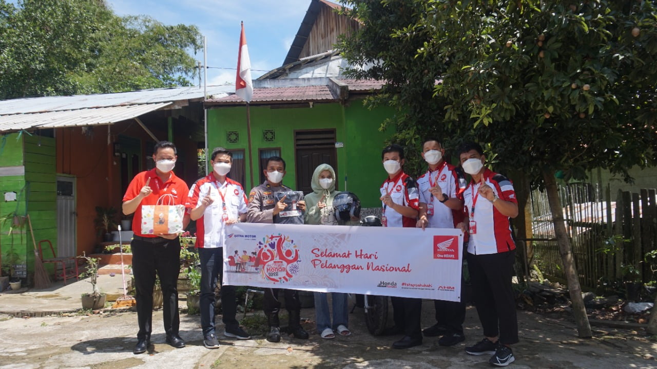 Gelaran kegiatan Harpelnas 2022 diawali Astra Motor Kaltim 2 dengan pengantaran unit Sepeda Motor Scoppy kepada salah satu konsumen loyalnya