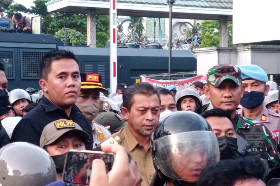 Wagub Kaltim Hadi Mulyadi menemui massa unjukrasa mengatakan Pemprov Kaltim akan meneruskan tuntutan menolak kenaikan harga BBM ke pemerintah pusat