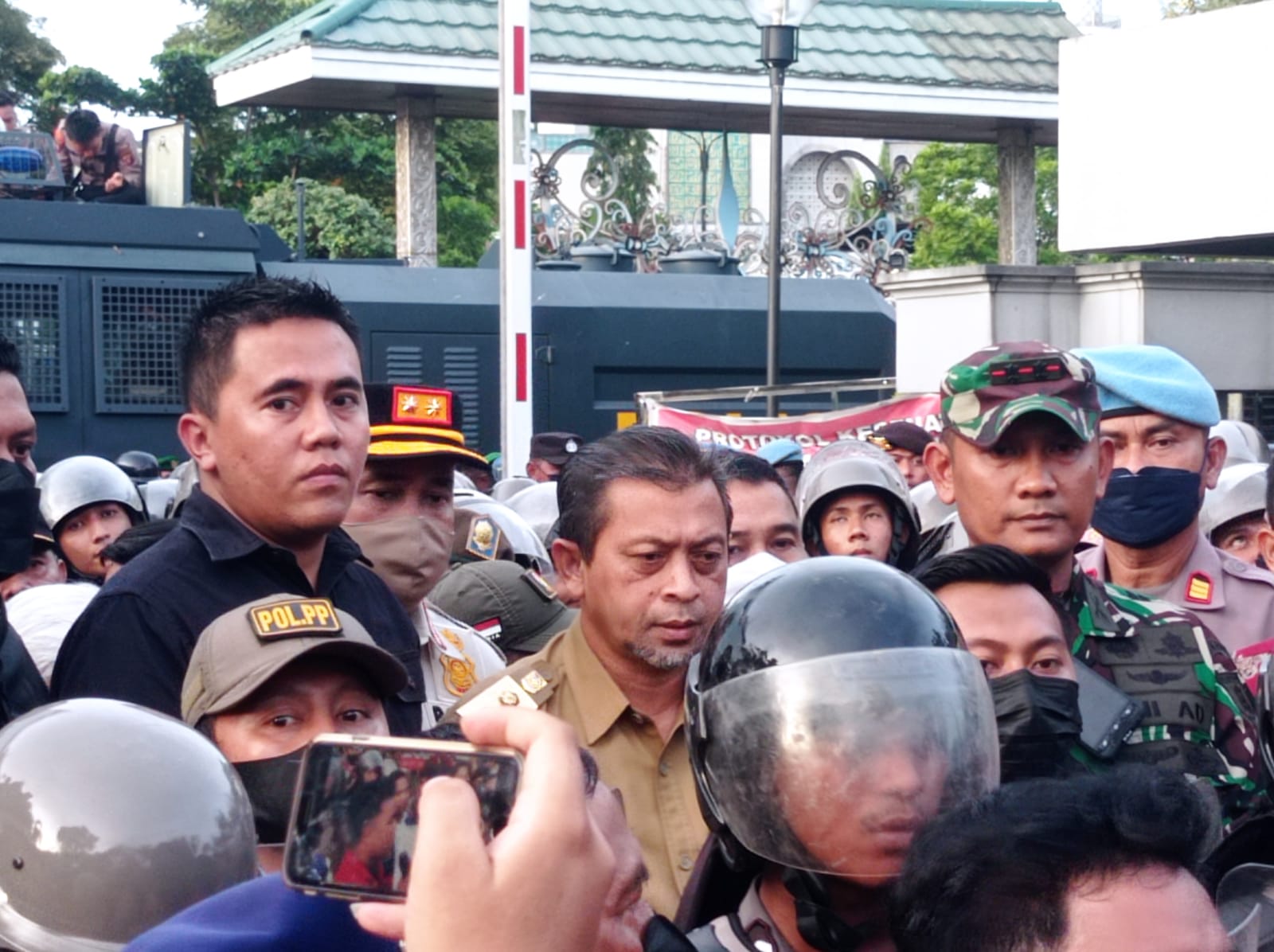 Wagub Kaltim Hadi Mulyadi menemui massa unjukrasa mengatakan Pemprov Kaltim akan meneruskan tuntutan menolak kenaikan harga BBM ke pemerintah pusat