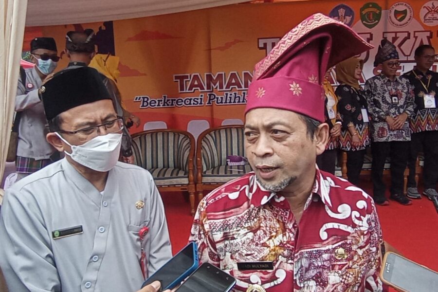 Wakil Gubernur Kaltim, Hadi Mulyadi (kanan) didampingi Kadisdikbud Kaltim, Muhammad Kurniawan (Kiri)