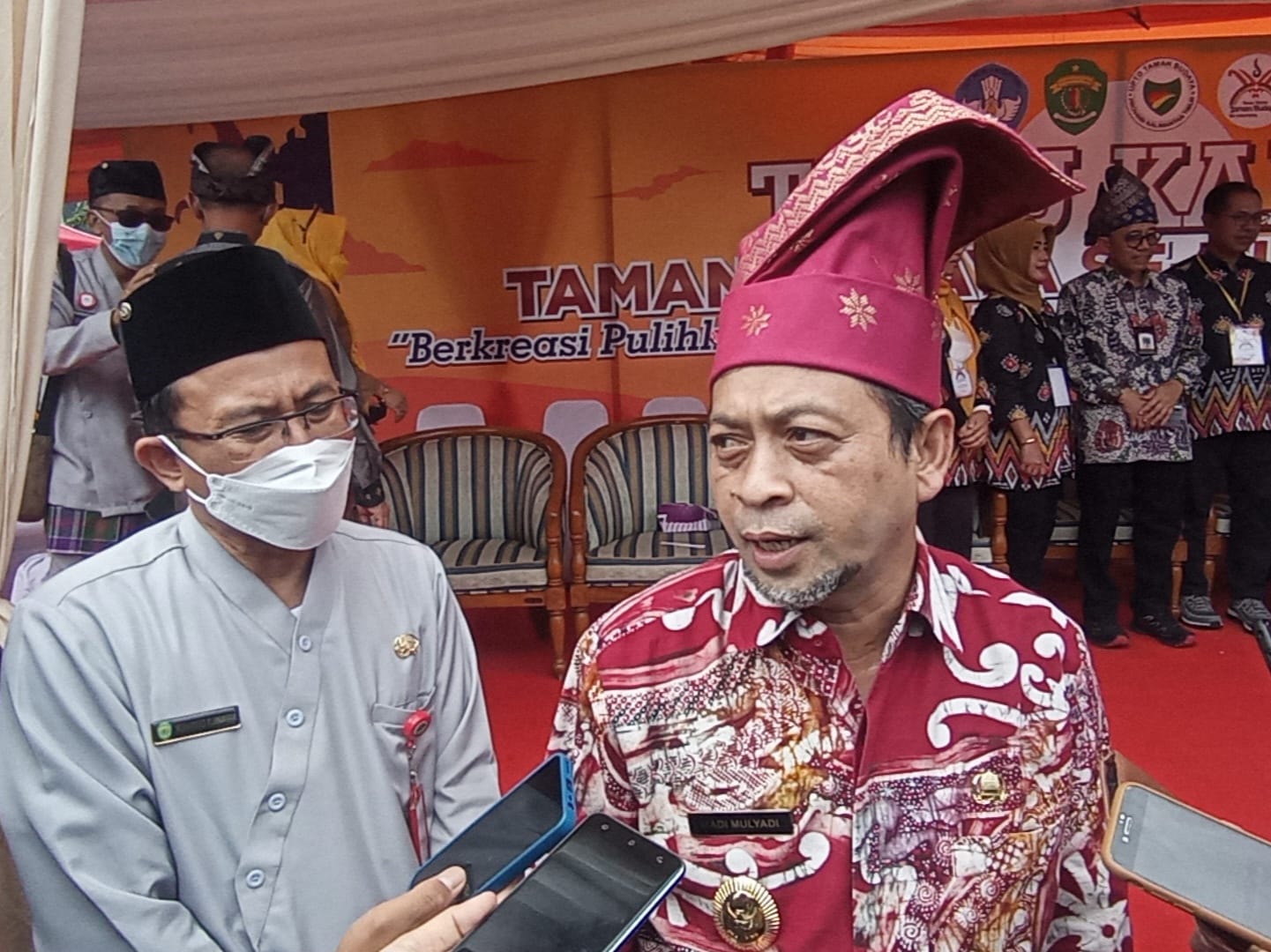 Wakil Gubernur Kaltim, Hadi Mulyadi (kanan) didampingi Kadisdikbud Kaltim, Muhammad Kurniawan (Kiri)