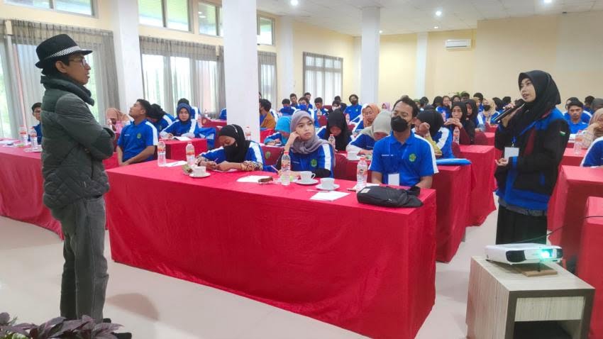 Rektor Klatak University, Kampus Otak Kanan, Prov Among Kurnia Ebo hadir sebagai narasumber dalam seminar Wirausaha Muda di Penajam Paser Utara