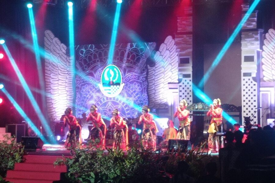 Panggung orienrasi pentas seni malam pembukaan Temu Karya Taman Budaya di Kaltim