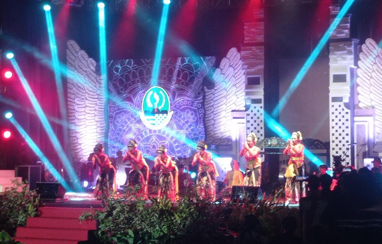 Panggung orienrasi pentas seni malam pembukaan Temu Karya Taman Budaya di Kaltim