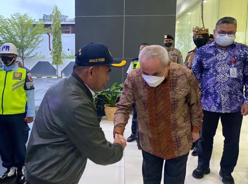 Gubernur Kaltim Isran Noor menyambut kedatangan Menko PMK Muhadjir Effendy, kemudian berbincang di ruangan VVIP Bandara SAMS Sepinggan Balikpapan