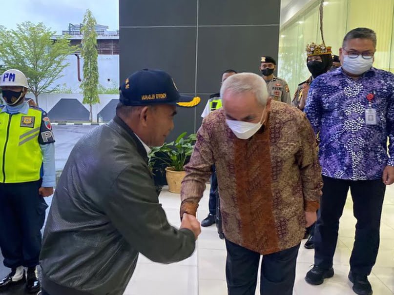 Gubernur Kaltim Isran Noor menyambut kedatangan Menko PMK Muhadjir Effendy, kemudian berbincang di ruangan VVIP Bandara SAMS Sepinggan Balikpapan