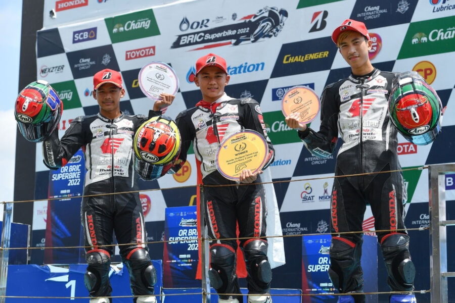Pebalap-binaan-Astra-Honda-Racing-Team-Decksa-Almer-Alfarezel-berhasil-mempersembahkan-podium-tertinggi-untuk-Indonesia-di-ajang-balapan-Honda-Thailand-Talent-Cup-2022-seri-ke-4