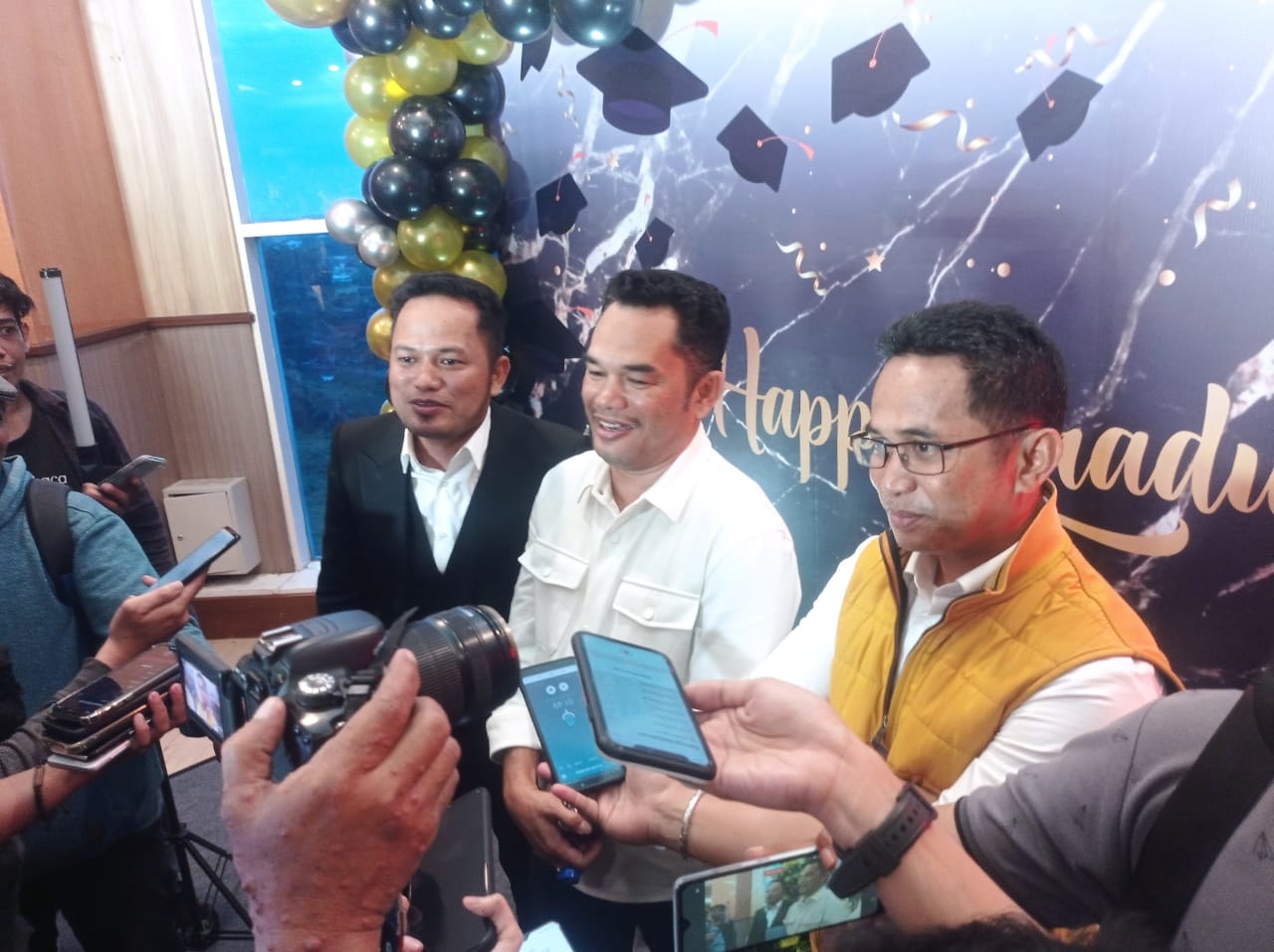 Tiga Bersaudara Mas'ud yakni Hasanuddin, Rahmad, dan Rudy merayakan kelulusan jenjang pedidikan S2