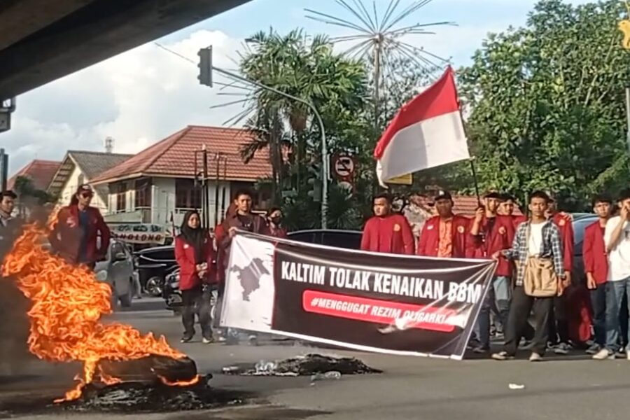 Unjukrasa Mahasiswa Samarinda Tolak Kenaikan Harga BBM di Simpang Empat Flyover Air Hitam, Samarinda Ulu