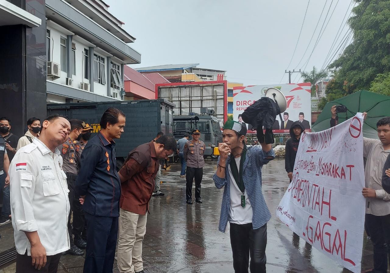 Wakil Ketua DPRD Samarinda, Subandi menyambut baik aksi unjukrasa puluhan mahasiswa terkait menolak kenaikan harga BBM