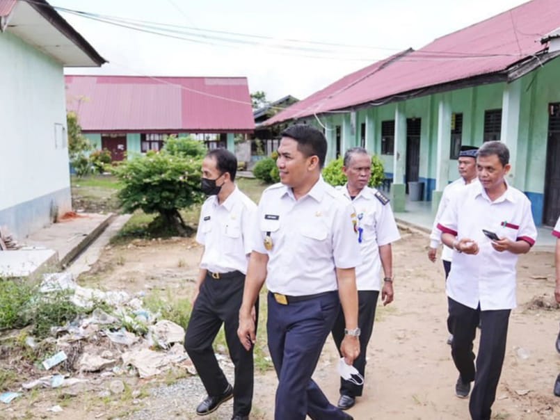 Wali Kota Samarinda Andi Harun setalah meninjau kondisi SMPN 11 Samarinda, menyatakan akan menjadikannya sebagai sekolah tangguh bencana