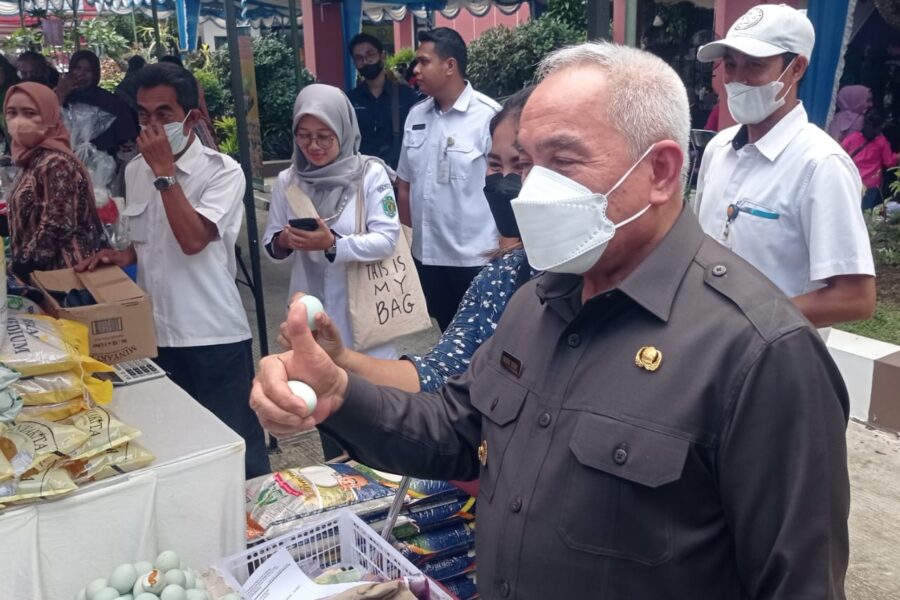 Gubernur Kaltim Isran Noor dengan gelar pasar murah, otomatis dapat mengendalikan kebutuhan pangan masayarakat