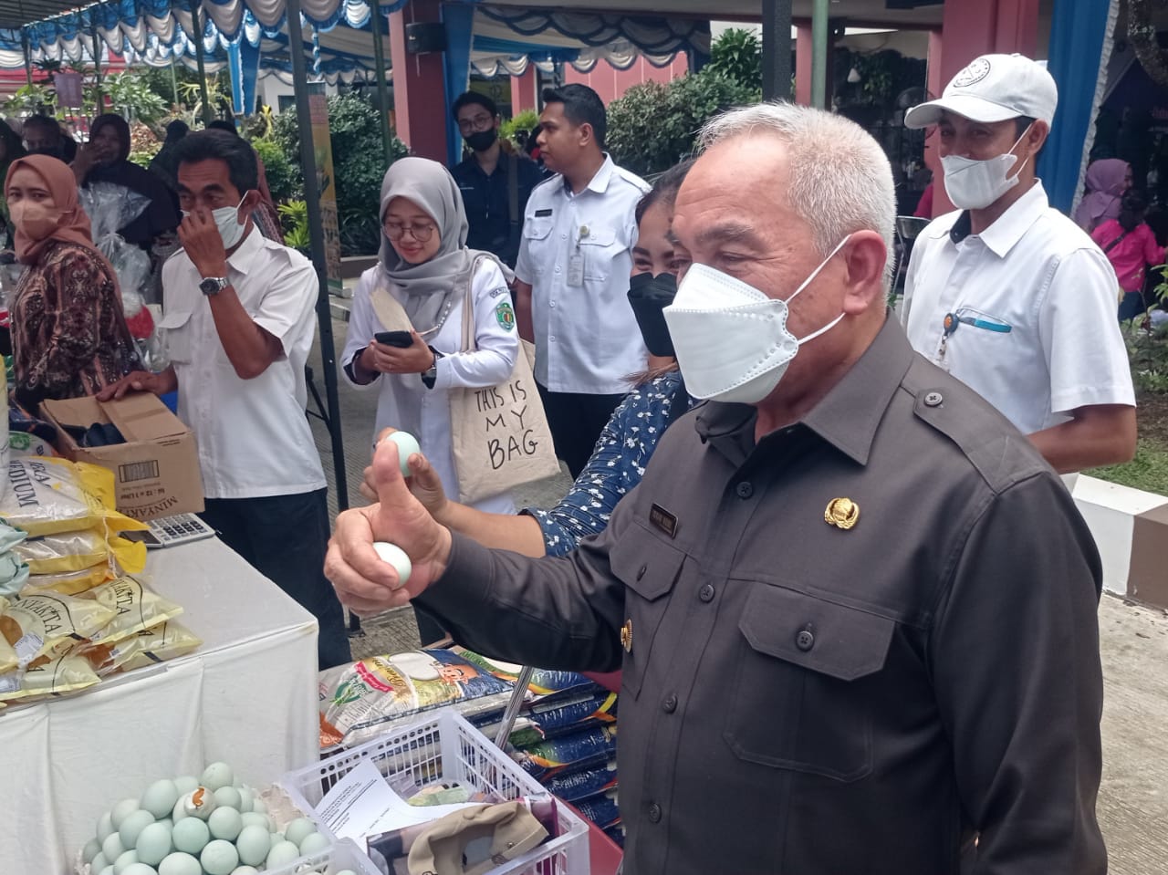 Gubernur Kaltim Isran Noor dengan gelar pasar murah, otomatis dapat mengendalikan kebutuhan pangan masayarakat