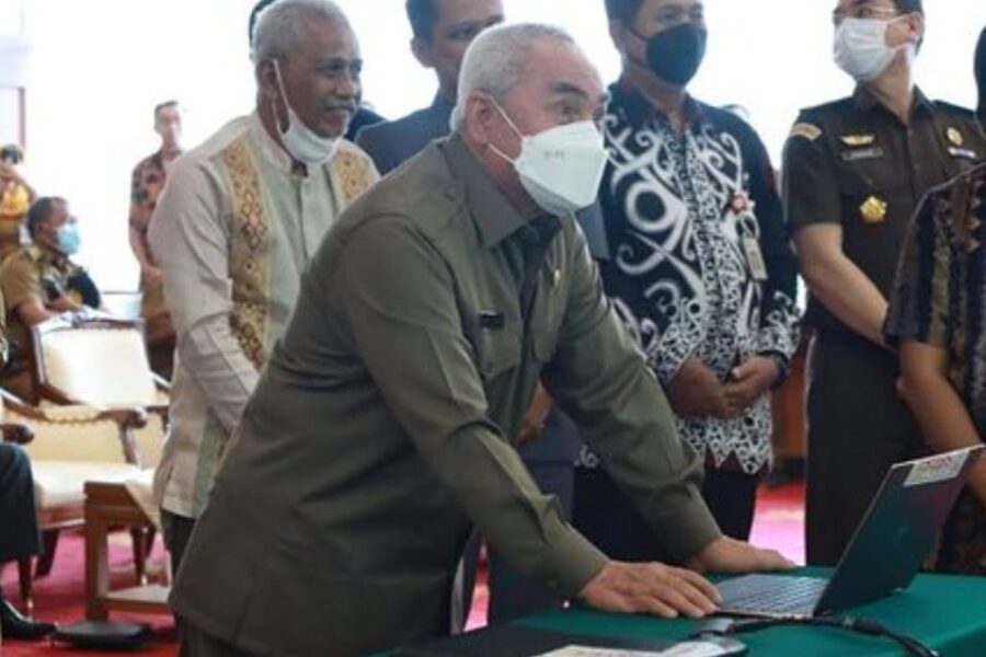 Gubernur Kaltim, Isran Noor melakukan proses pengundian pemenang wajib pajak yang taat membayar