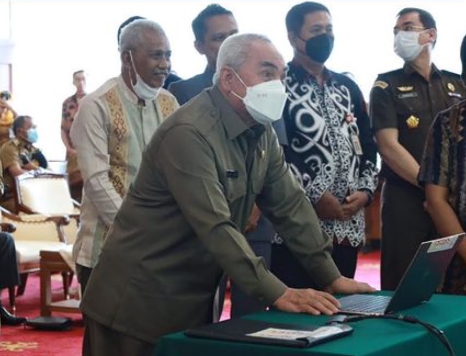 Gubernur Kaltim, Isran Noor melakukan proses pengundian pemenang wajib pajak yang taat membayar