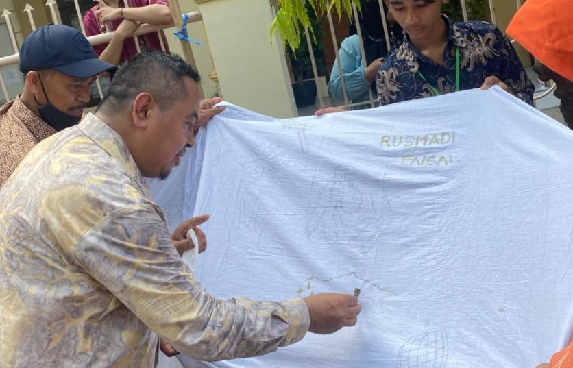 Kepala Bidang Pembinaan SMA, Mispoyo ikut serta membatik sepanjang 54 meter