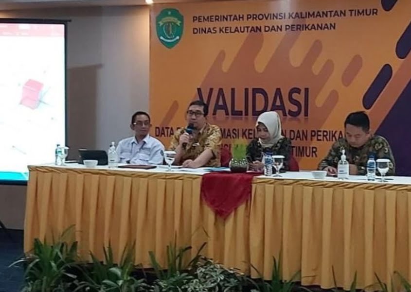 Kepala Bidang Statistik Diskominfo Kaltim, Adrie Dirga Sagita jelaskan Satu Data Indonesia dalam kegiatan kegiatan validasi data Dinas Kelautan dan Perikanan