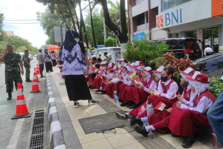 Momen pelajar SD di Balikpapan menunggu presiden Joko Widodo