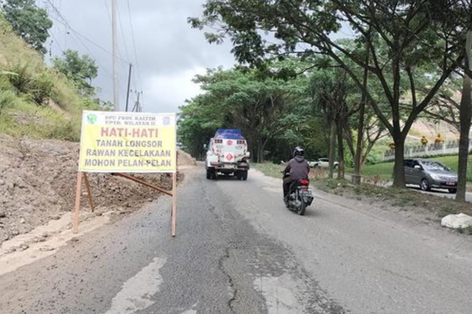 Pemprov Kaltim melalui PUPR PERA melakukan penanganan longsor di Samarinda